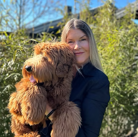 Gisela med labradoodle i famnen