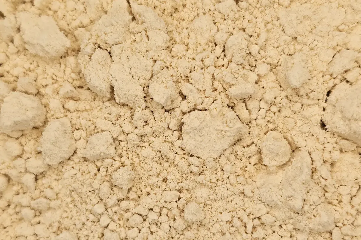 Een voorbeeld van volvette mosterdbloem, waarbij de fijne textuur en gebalanceerde geel-bruine kleur te zien is.