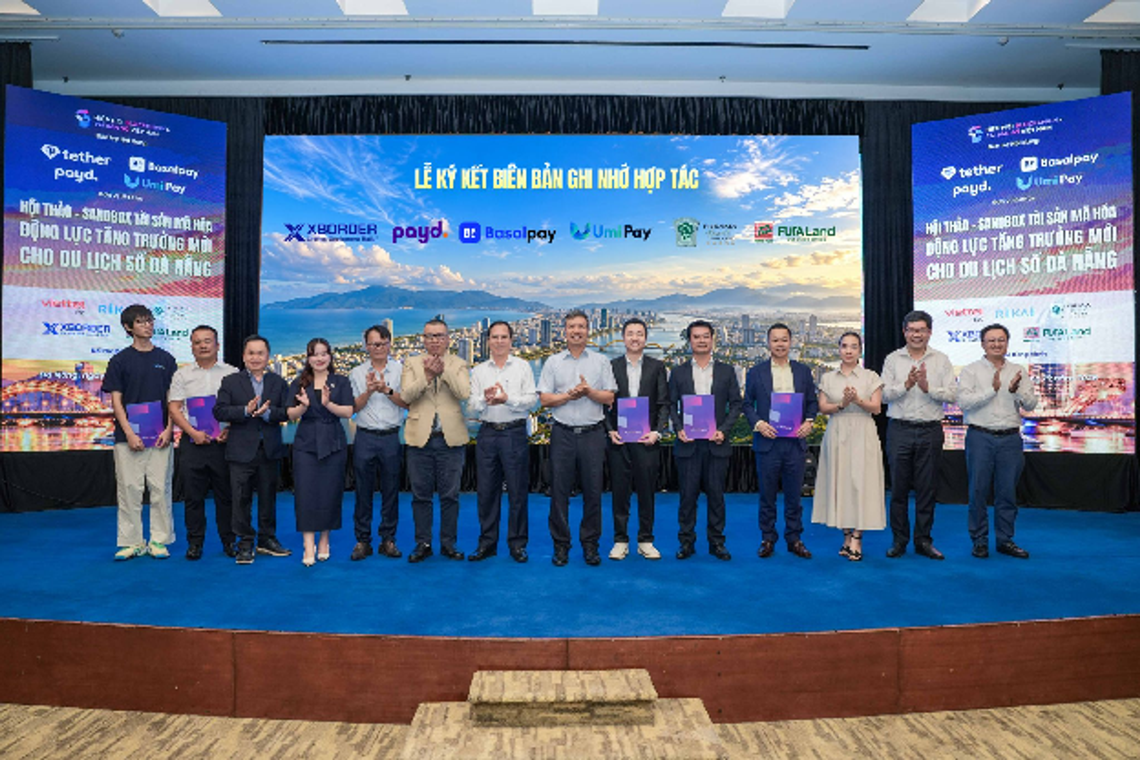 퓨라마 리조트 다낭을 대표한 Nguyen Duc Quynh 대표과 참여 기관 대표들이 “암호자산 샌드박스: 다낭 디지털 관광의 새로운 성장 동력” 세미나에서 협력 양해각서에 서명하고 있다