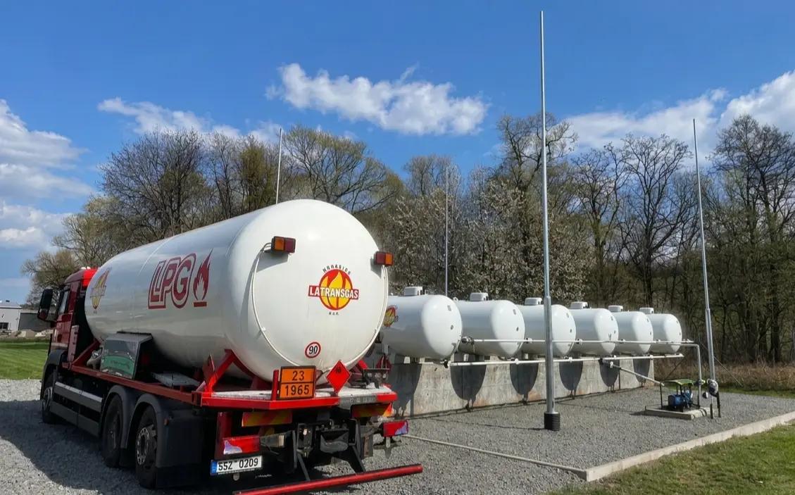LPG cisterna zaparkovaná u řady nadzemních plynových zásobníků
