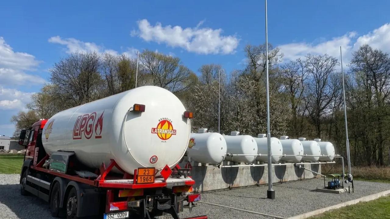 LPG cisterna zaparkovaná u řady nadzemních plynových zásobníků
