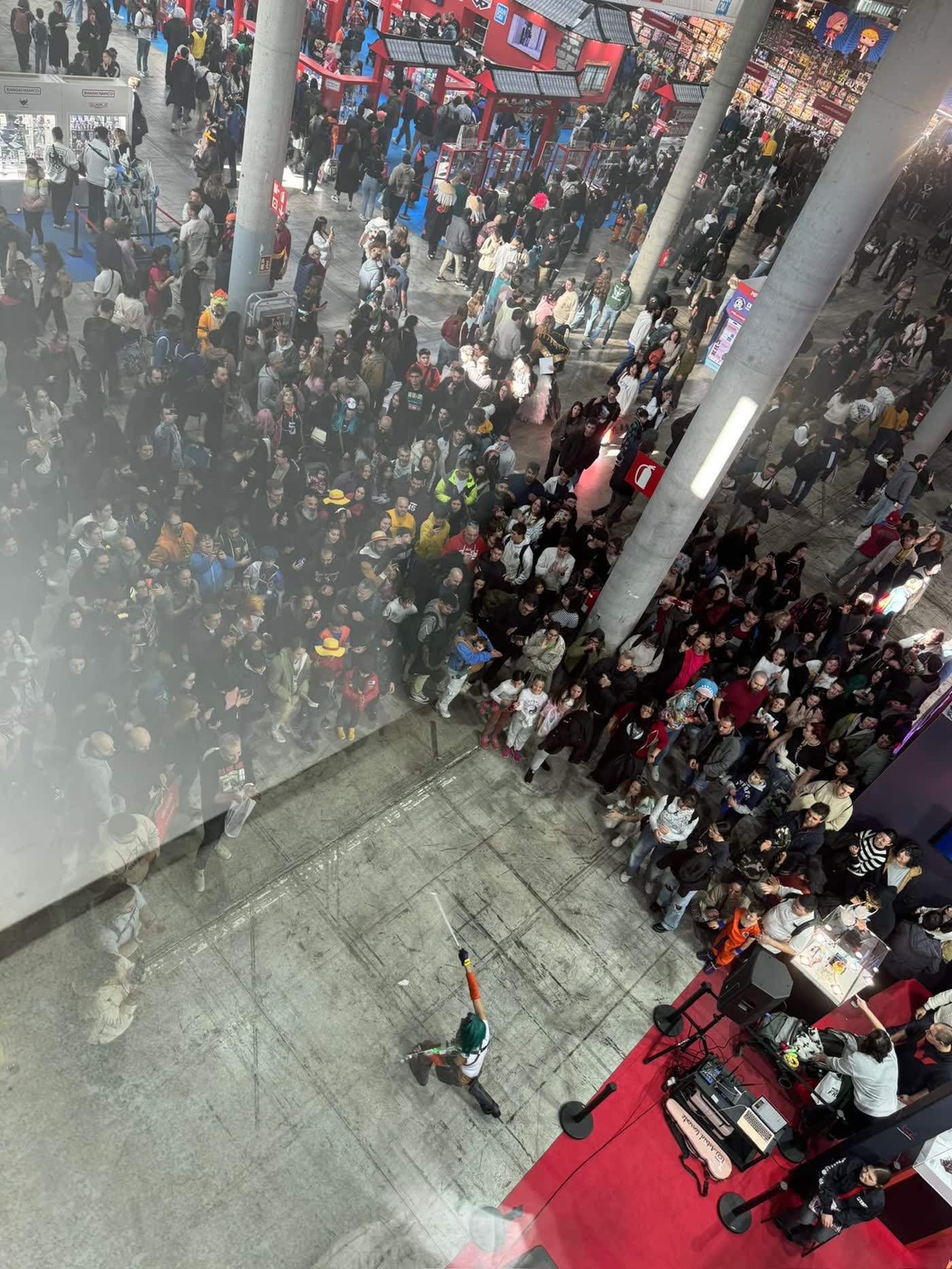 Astrid Torrente actuando en una feria temática de anime y videojuegos ante un gran público