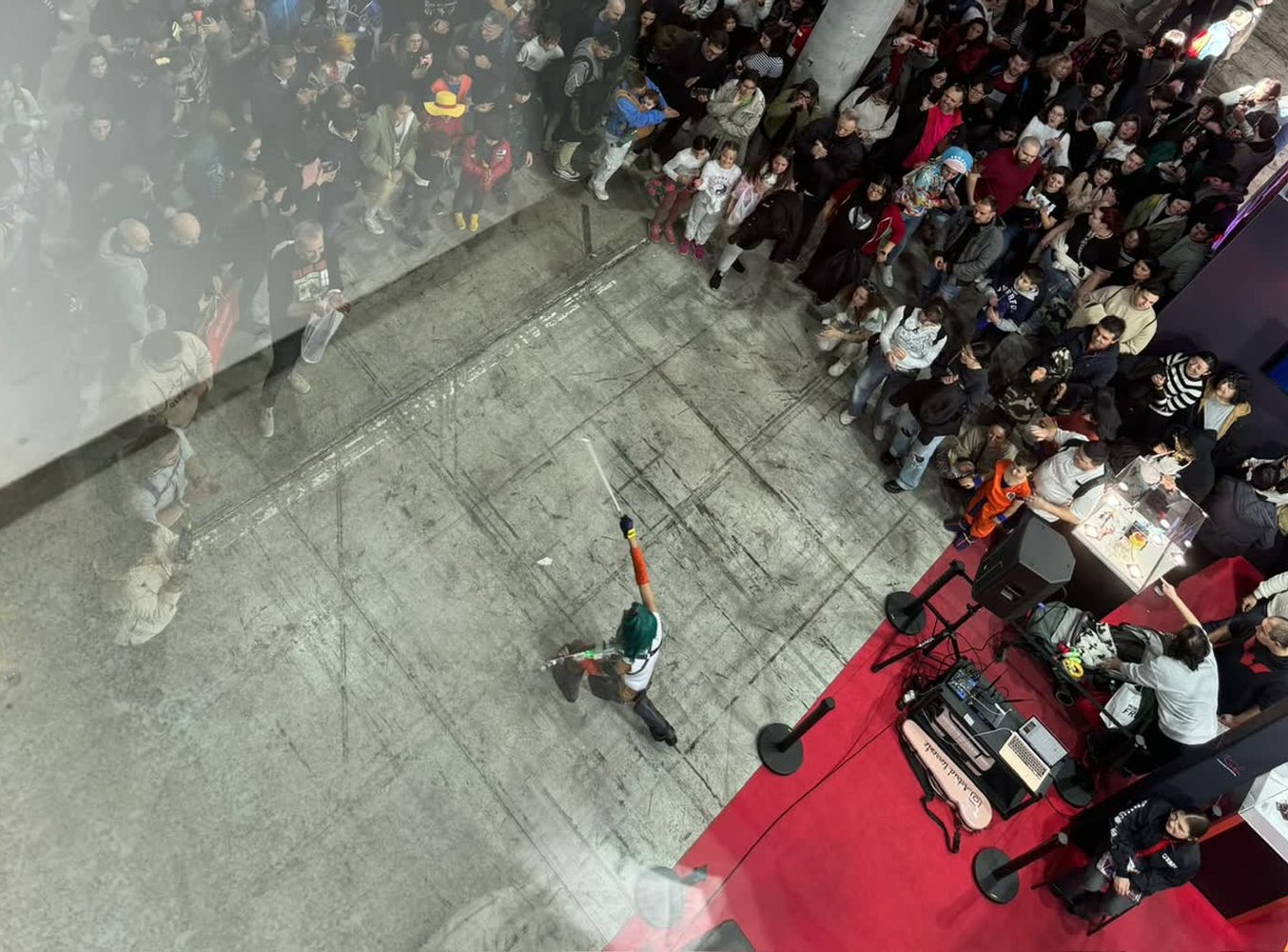 Astrid Torrente actuando en una feria temática de anime y videojuegos ante un gran público