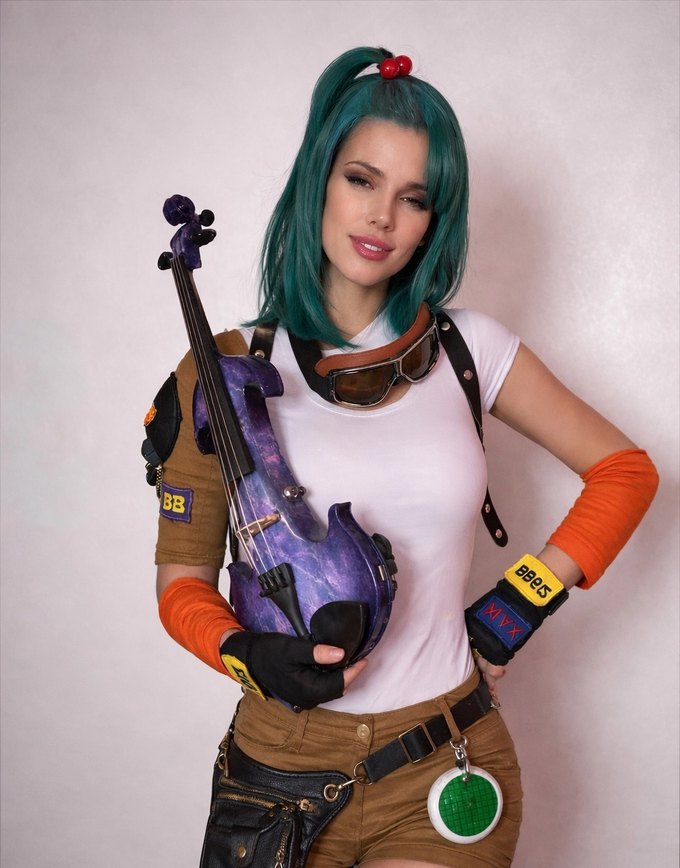 Astrid Torrente caracterizada como Bulma y violín eléctrico, en un show temático.