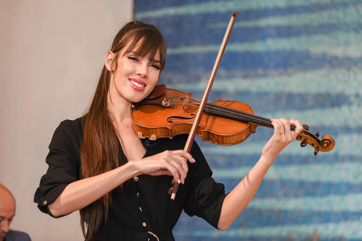 Astrid Torrente interpretando violín acústico en directo