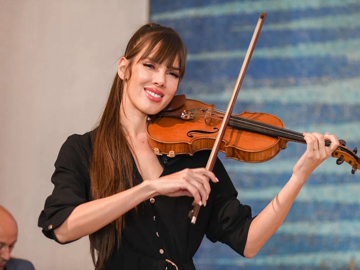 Astrid Torrente interpretando violín acústico en directo