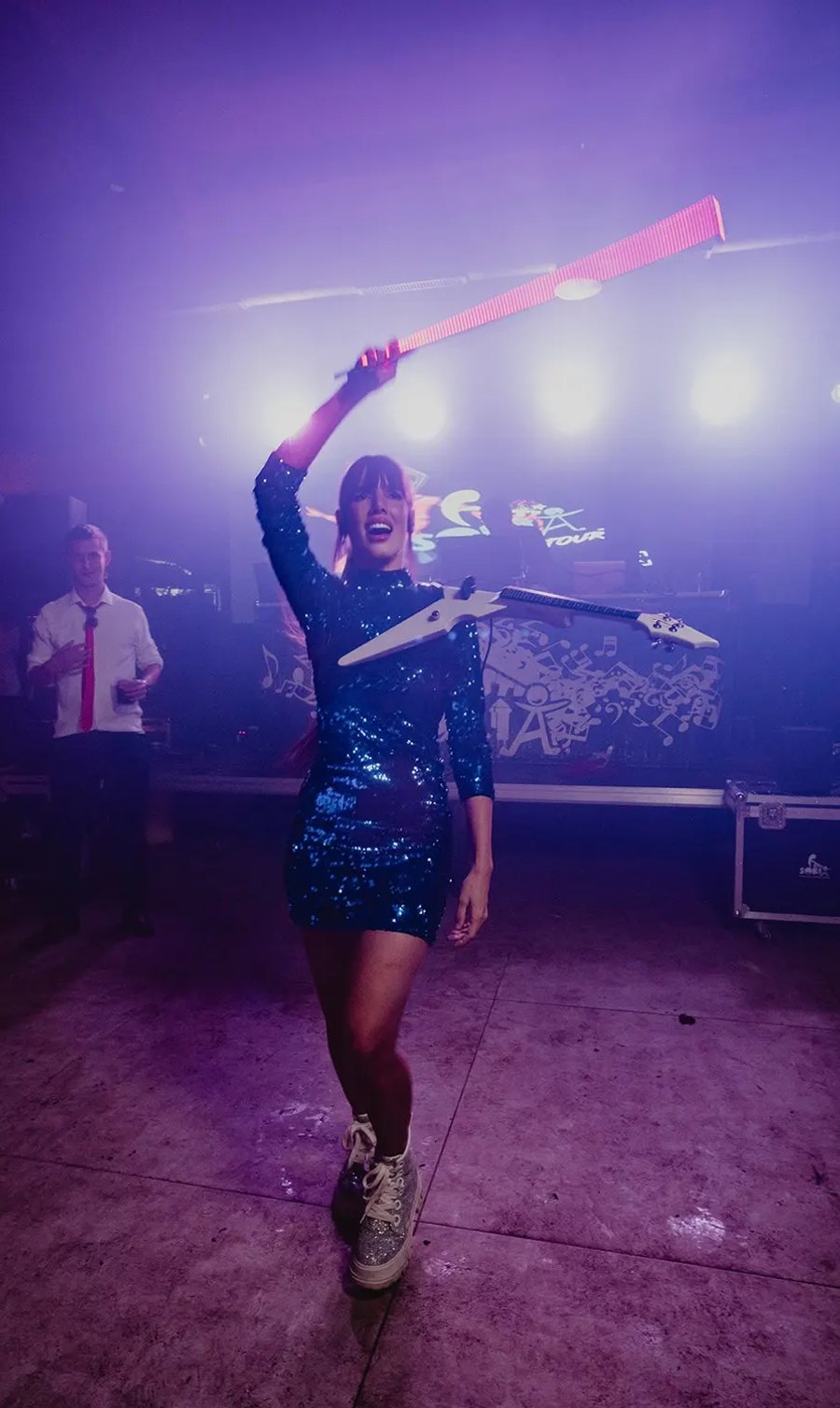Astrid Torrente bailando con un accesorio luminoso durante una celebración nocturna