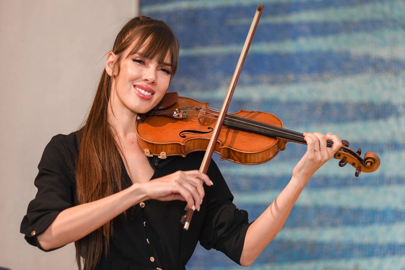 Astrid Torrente tocando el violín acústico en directo durante una actuación.