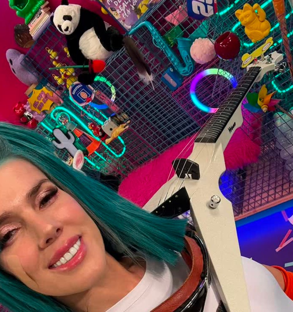 Astrid Torrente caracterizada entre bambalinas antes de una actuación temática
