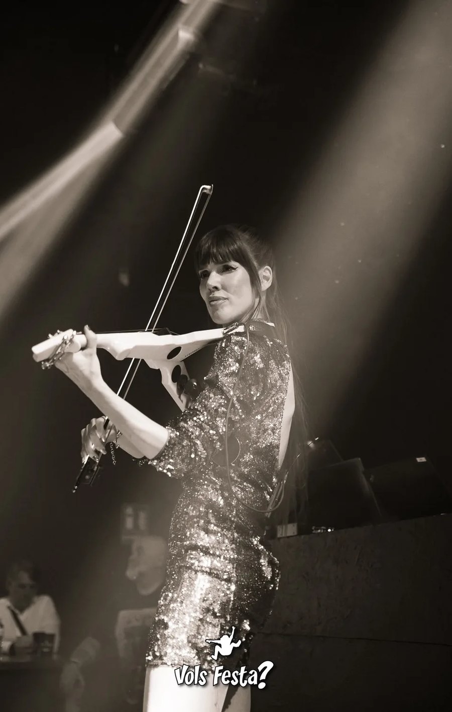 Astrid Torrente tocando el violín eléctrico en un concierto nocturno
