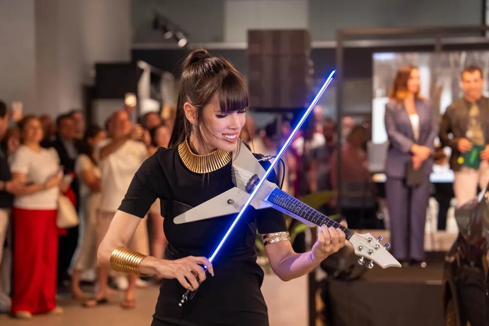 Astrid Torrente con violín e iluminación LED