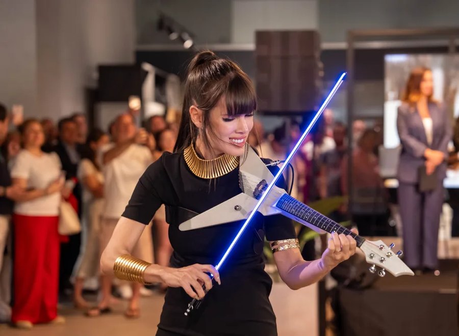 Astrid Torrente con violín e iluminación LED