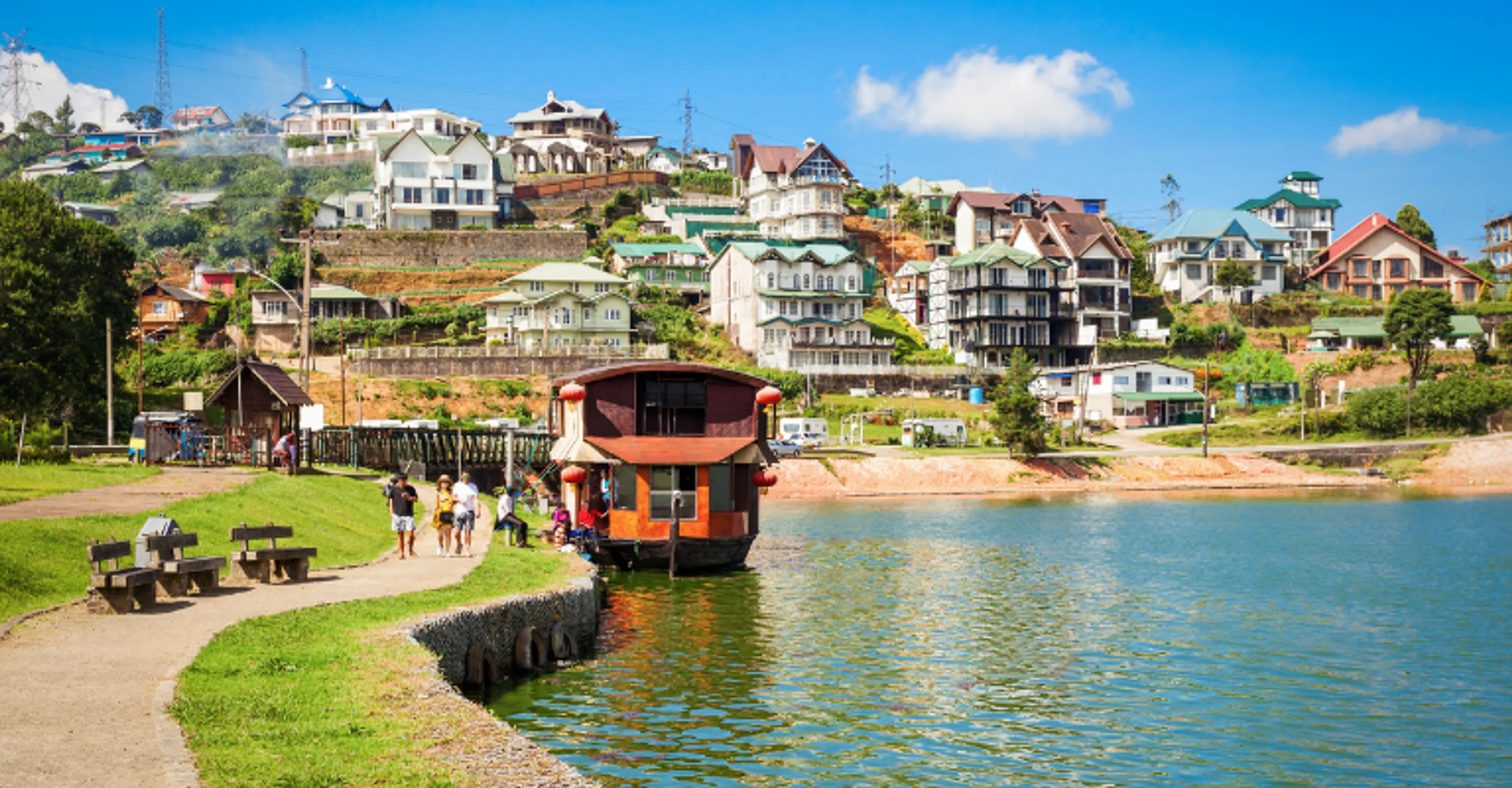 Gregory Lake and colonial-style hillside houses in Nuwara Eliya