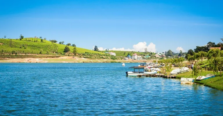Family and couple enjoying a personalised Sri Lanka travel itinerary across scenic destinations