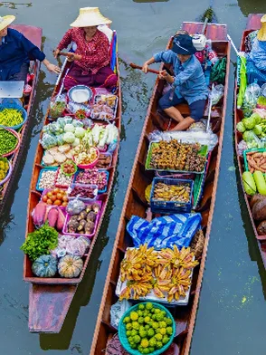 Damnoen Saduak Floating Market with wooden boats near Bangkok