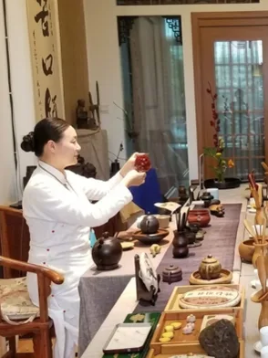 Private tea tasting ceremony with a Yunnan tea master featuring rare Pu'er teas