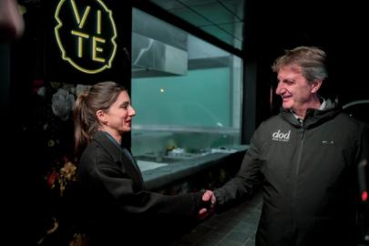 due persone che si stringono la mano