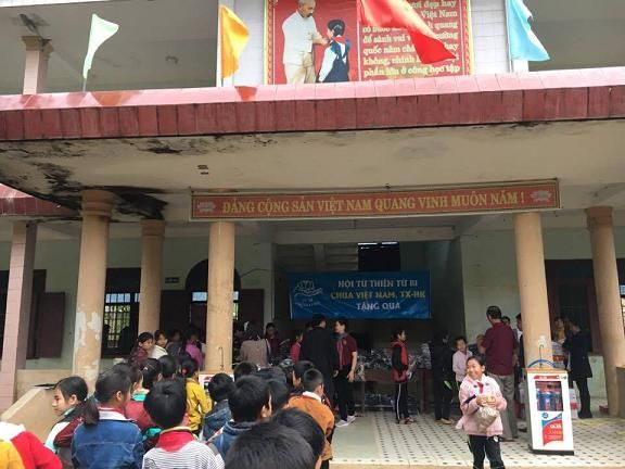 Hình ảnh phát quà tại Trường Trung học Châu Hóa