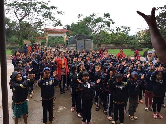 Học sinh Trường Tiểu học Châu Hóa vui mừng mặc quần áo mới được cấp phát