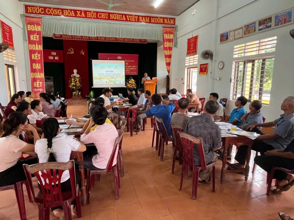 Toàn cảnh hội trường thôn Vịnh Mốc với đông đảo bà con ngư dân tham dự tập huấn