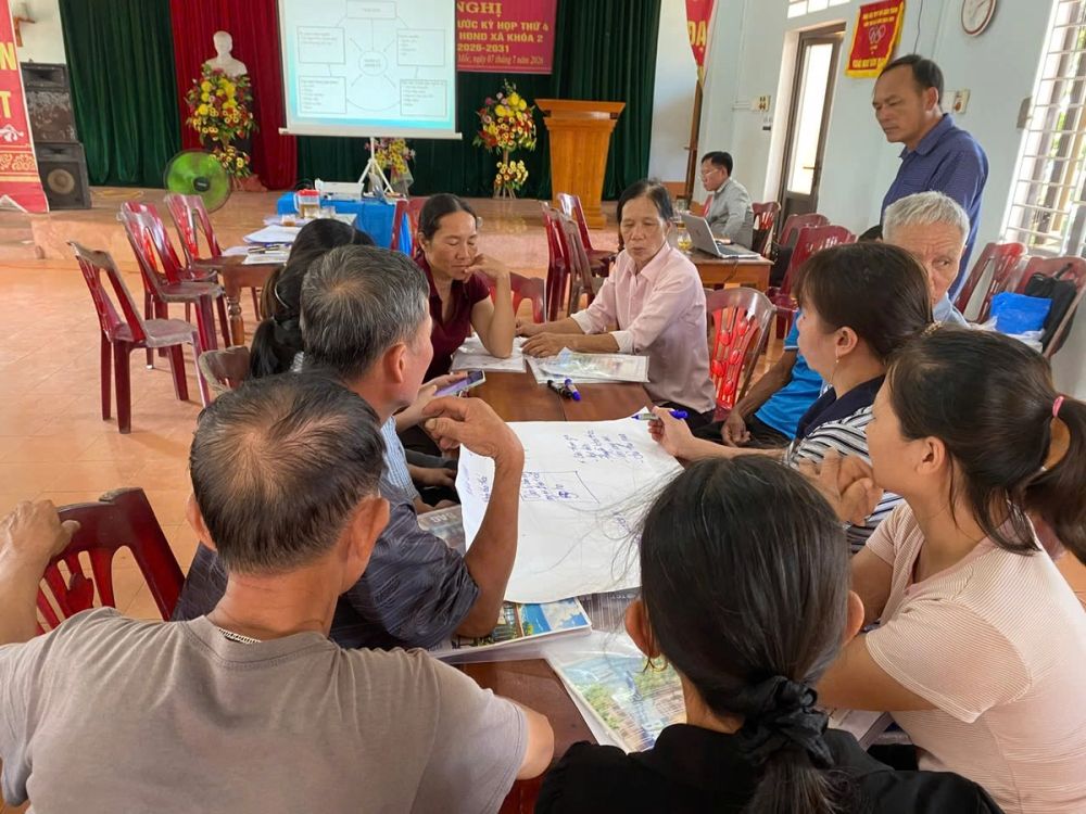 Nhóm bà con ngư dân trao đổi về cơ cấu tổ chức và phân công nhiệm vụ trong ban vận động