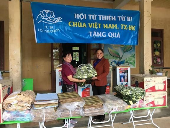 Phát quà hỗ trợ tại Trường Mầm Non Châu Hóa