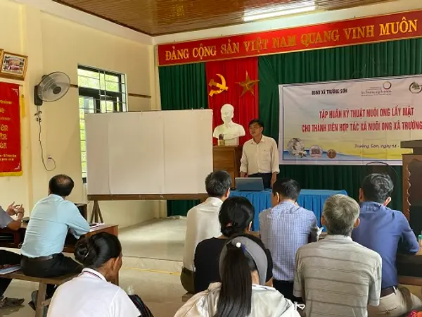 Tập huấn kỹ thuật Nuôi Ong lấy mật cho thành viên hợp tác xã Nuôi ong xã Trường Sơn
