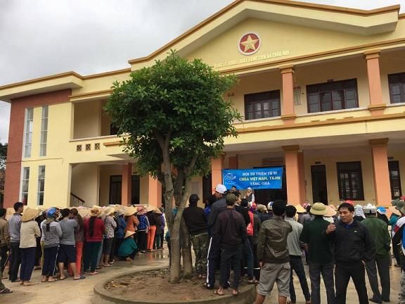 Phát quà hỗ trợ tại UBND xã Châu Hóa
