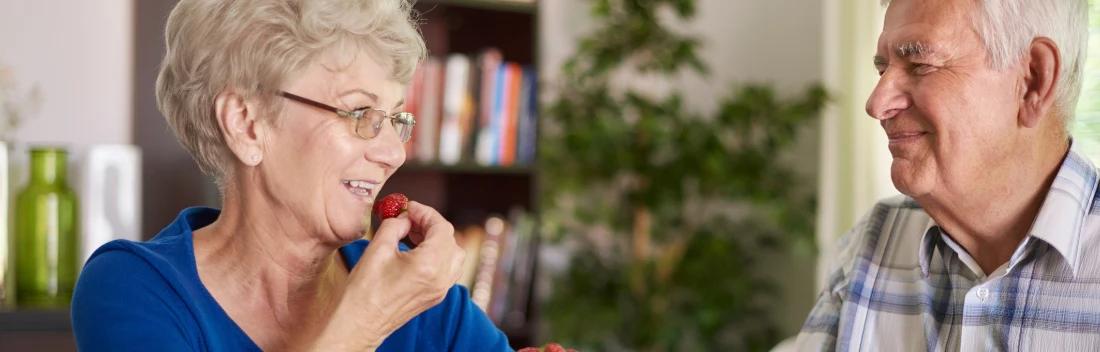 Comer con dentadura postiza: sigue disfrutando de la comida
