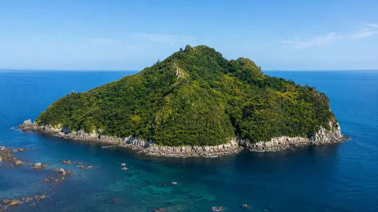 제주 서귀포 섶섬, 천연기념물 제18호 파초일엽 자생지, 서귀포 3대 다이빙 섬 중 한적한 바다
