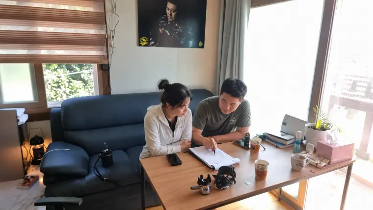 제주 서귀포 노틸러스다이브 다이빙 센터 접수 데스크, 범섬 체험다이빙 당일, 예약 확인과 일정·준비물 안내를 받는 첫 단계