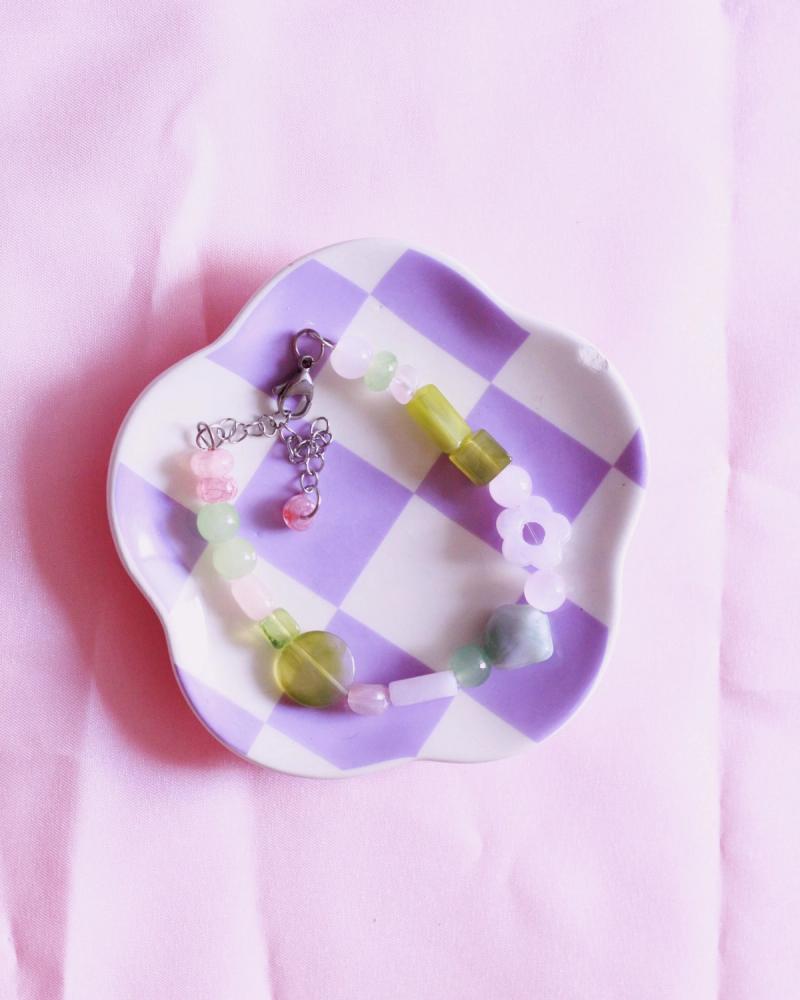 pulsera de cuentas de plástico en tonos rosa y verde