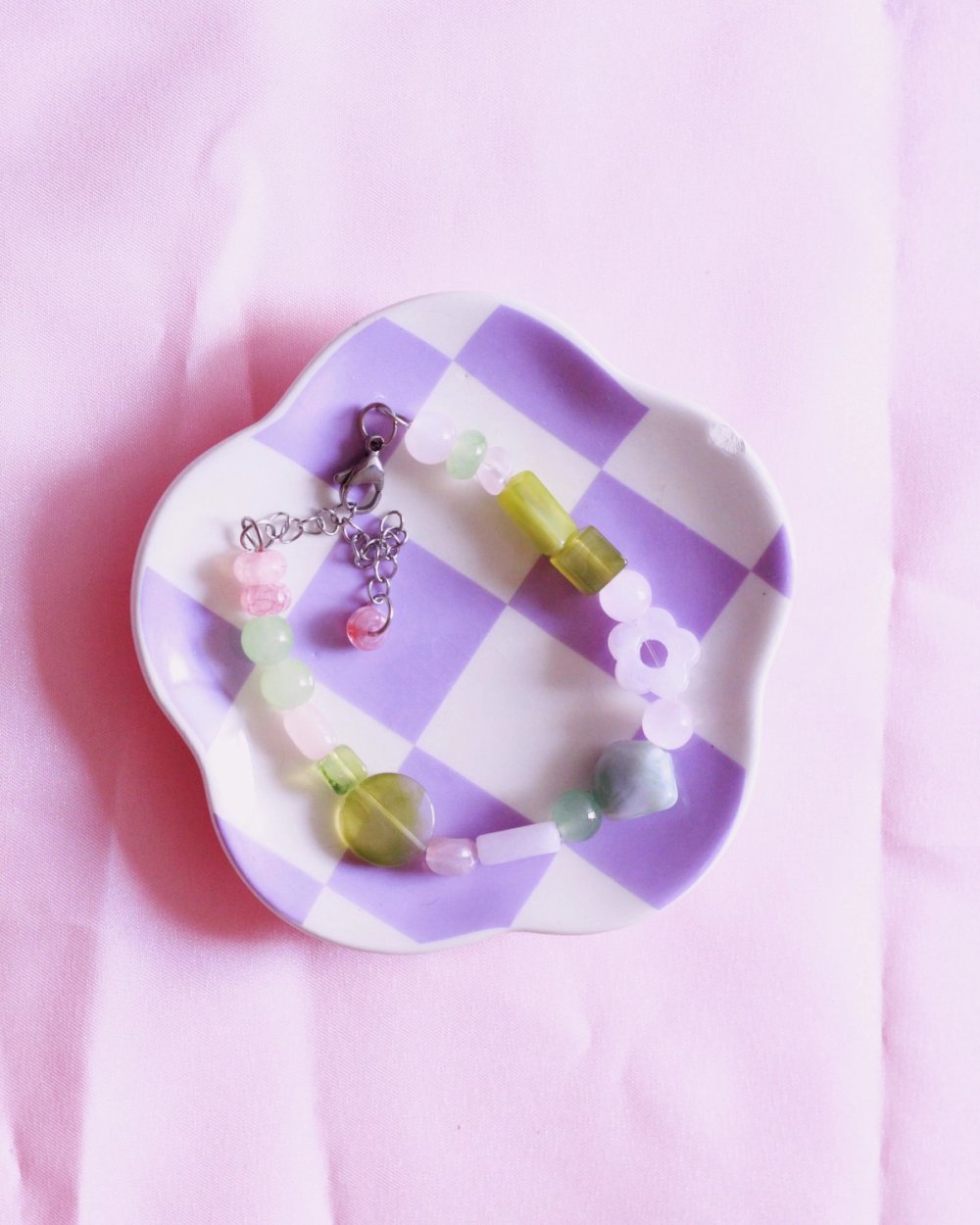 pulsera de cuentas de plástico en tonos rosa y verde