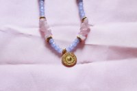 collar de cristal de roca celeste y piedras rosas con dije dorado