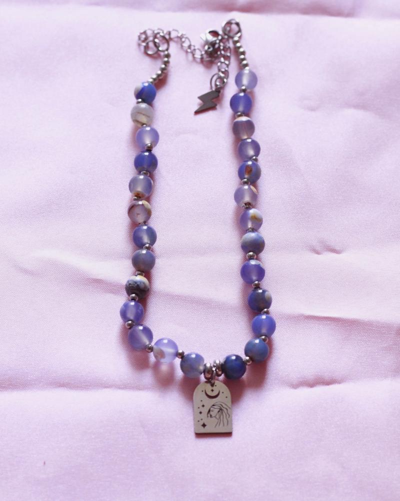 collar de piedras azules y cadena y dije plateados y de acero inoxidable