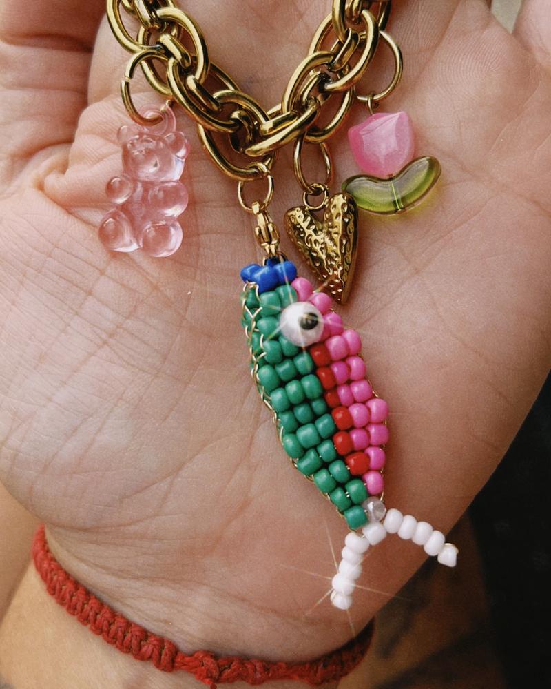 collar con cadena de acero inoxidable dorado y dije charms en tonos de rosa