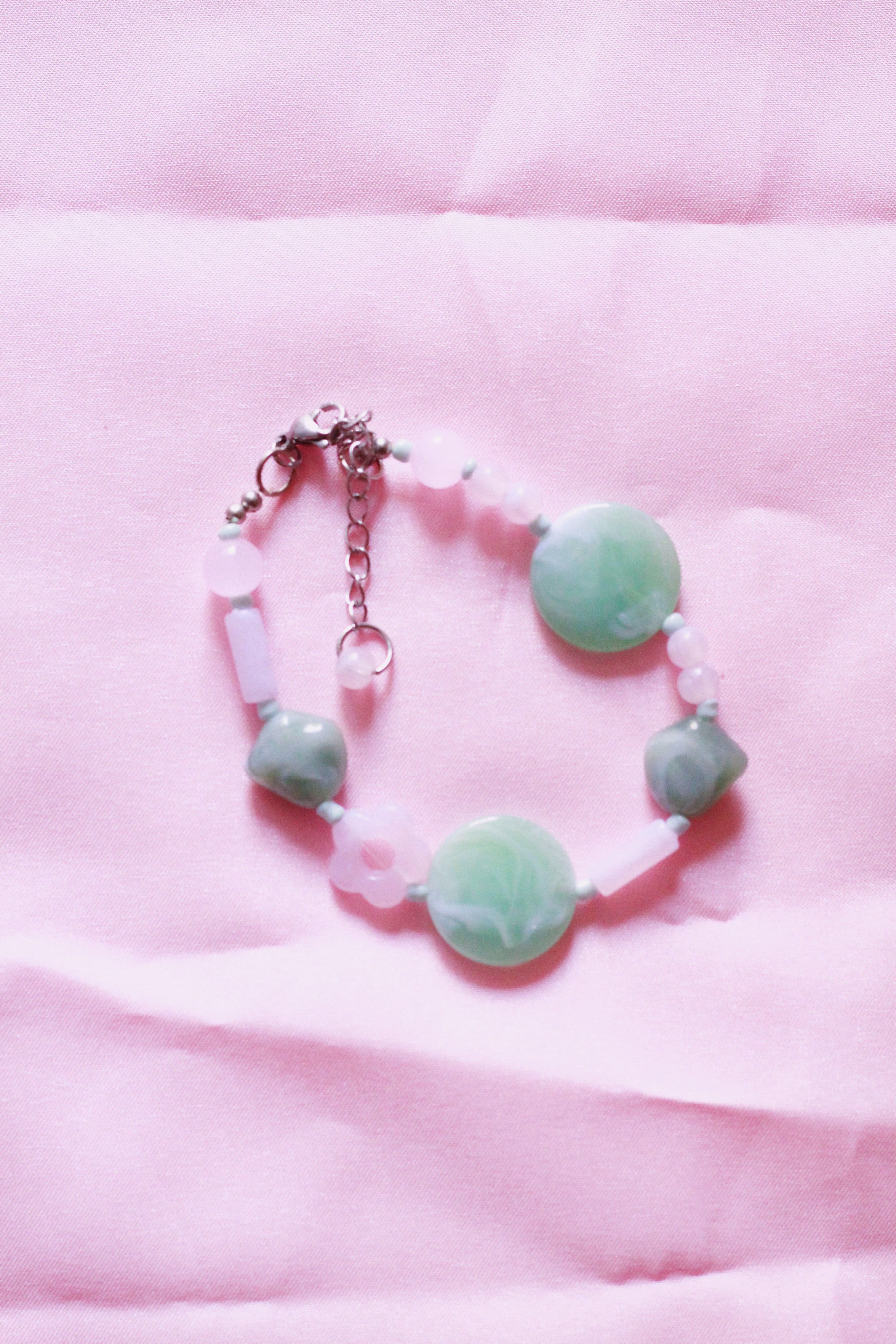 pulsera de cuentas de plástico en tonos celestes y rosa