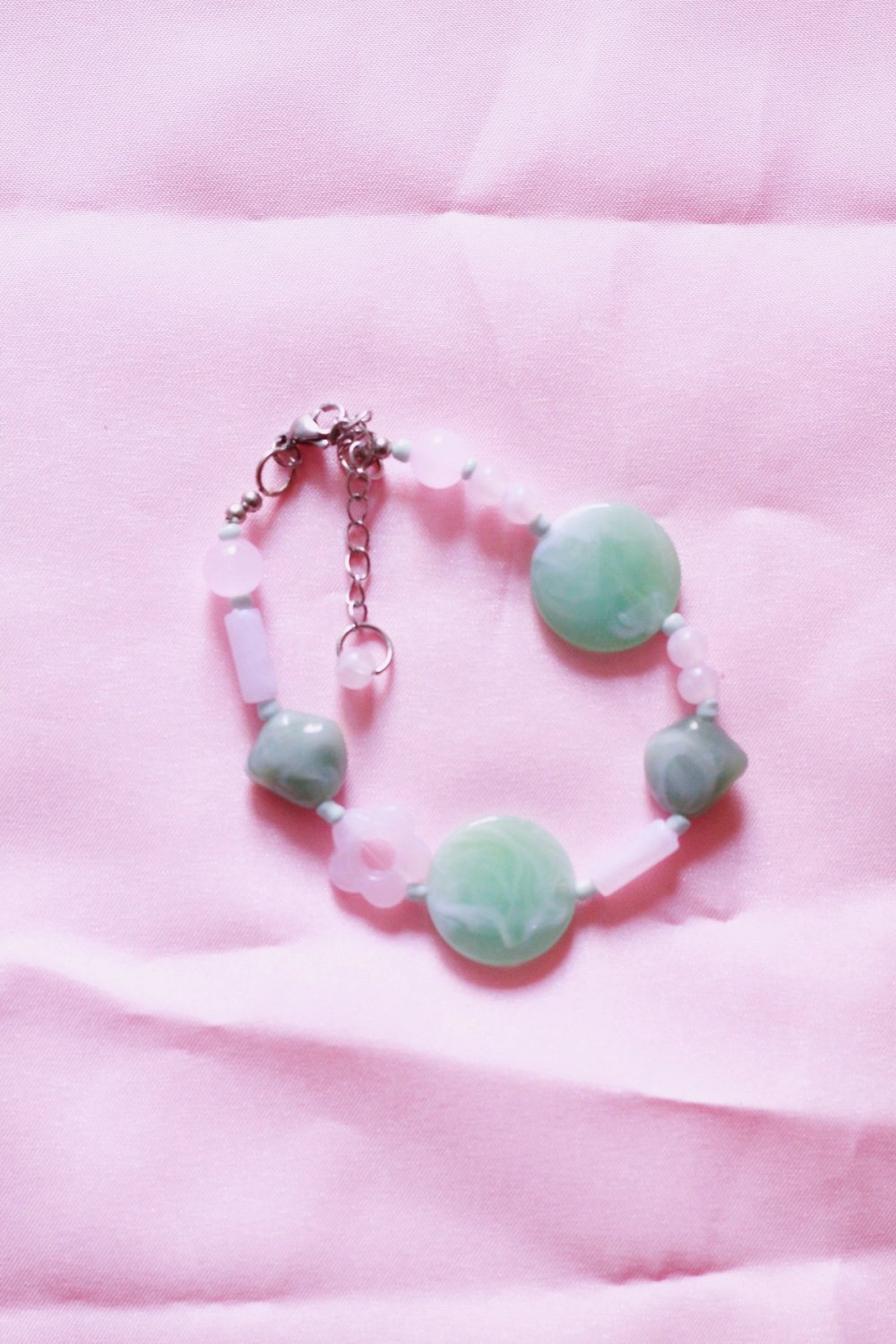 pulsera de cuentas de plástico en tonos celestes y rosa