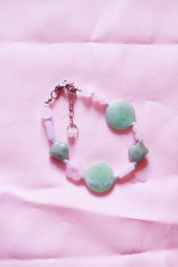 pulsera de cuentas de plástico en tonos celestes y rosa