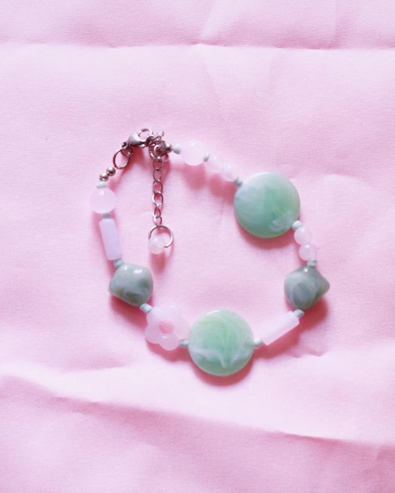 pulsera de cuentas de plástico en tonos celestes y rosa