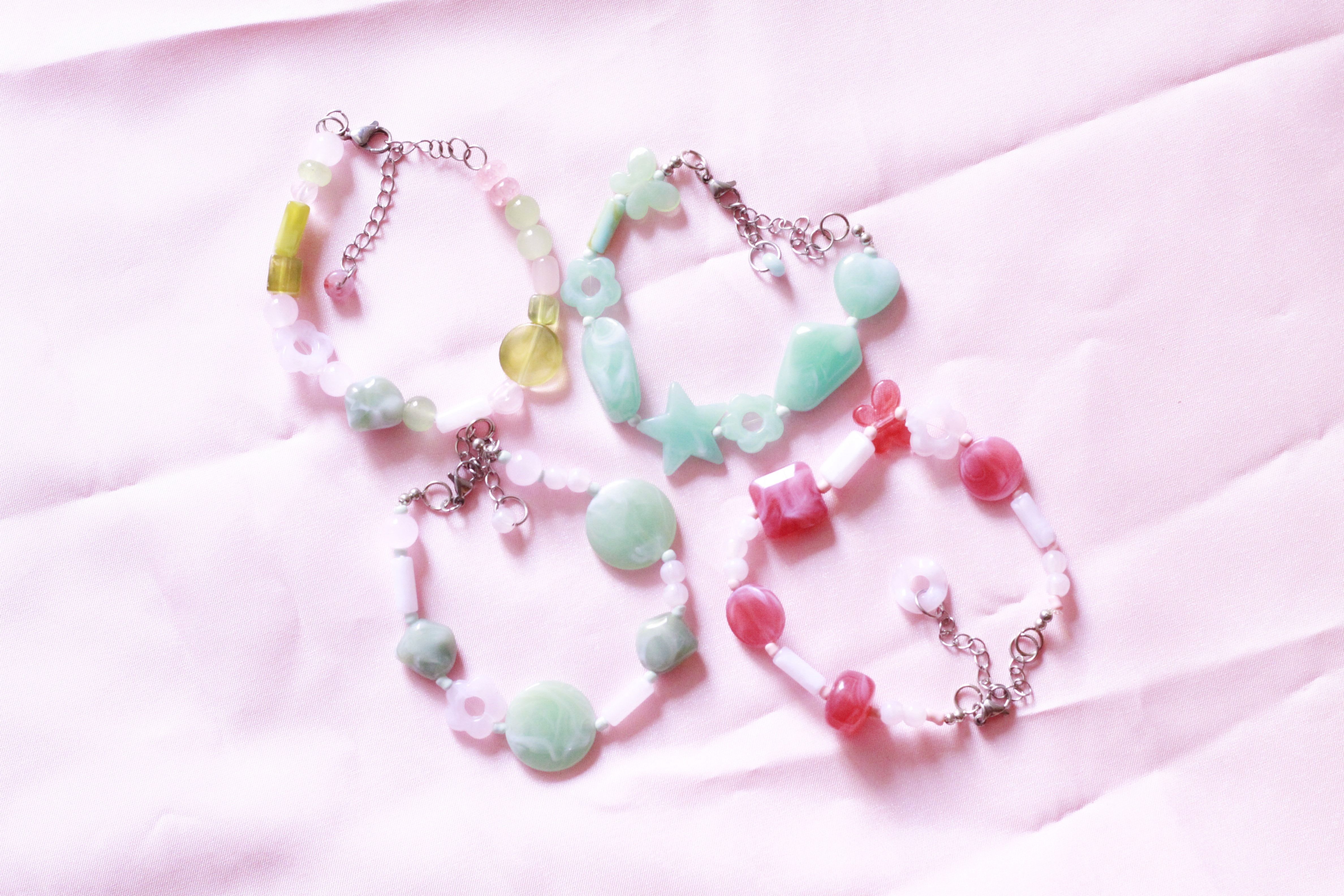 Pulseras artesanales de varios colores