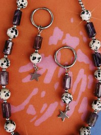 pendientes de acero y piedras