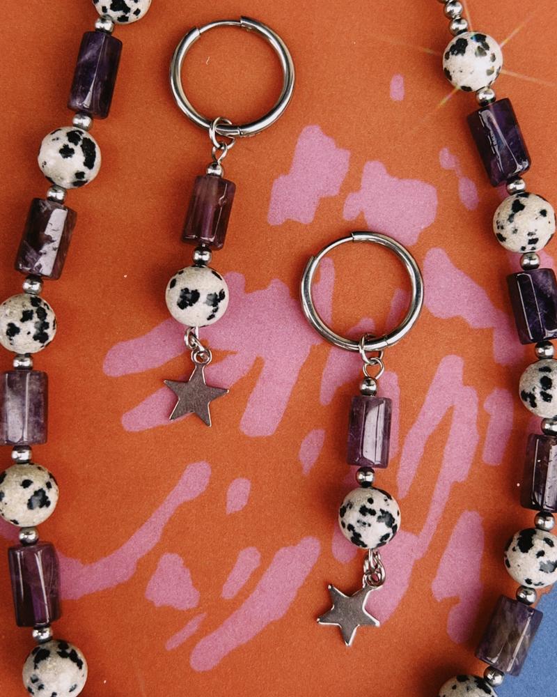 pendientes de acero y piedras