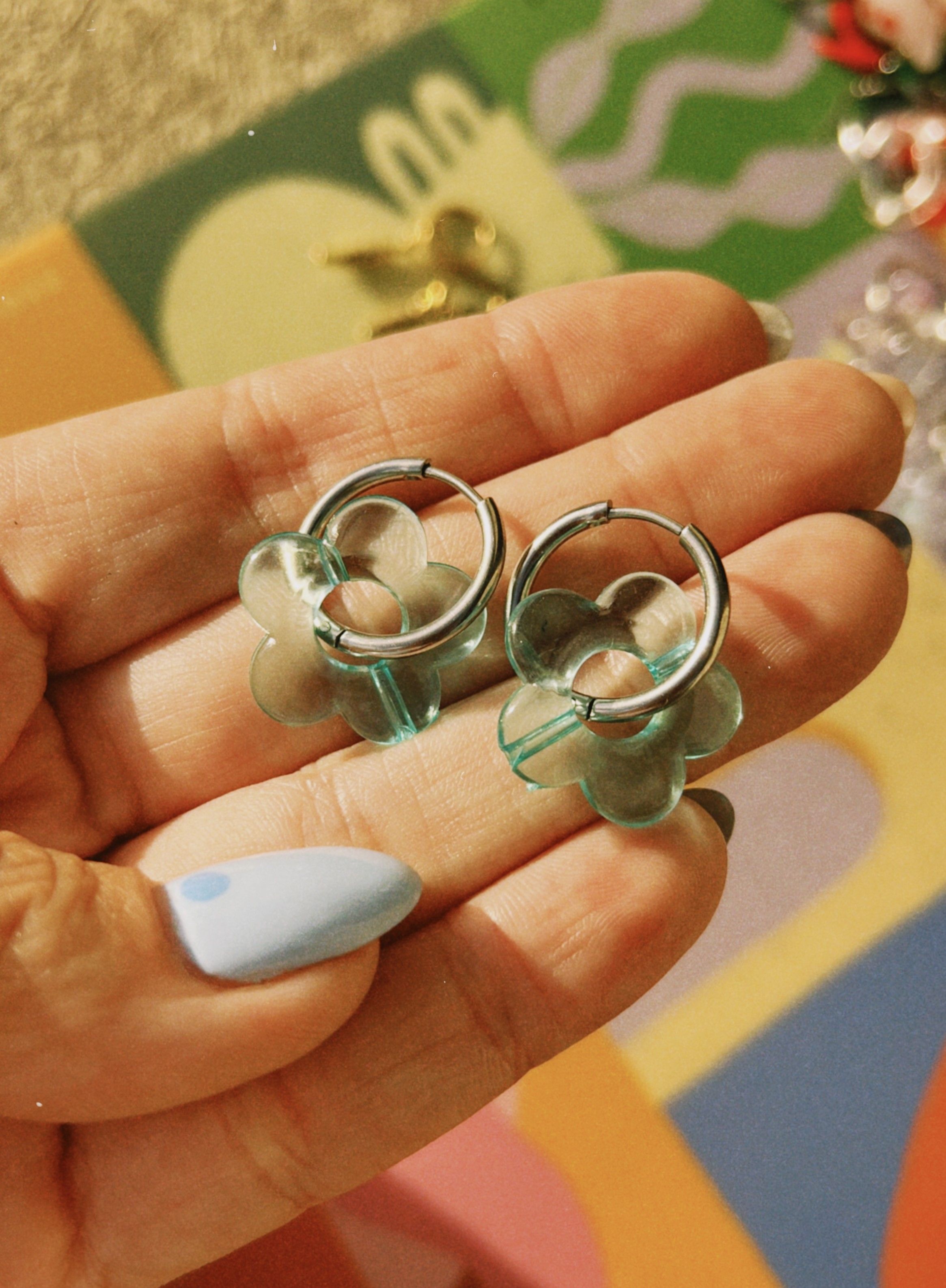 pendientes de acero inoxidable con flor celeste