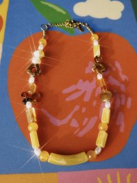 collar de cuentas en color amarillo y cadena de acero