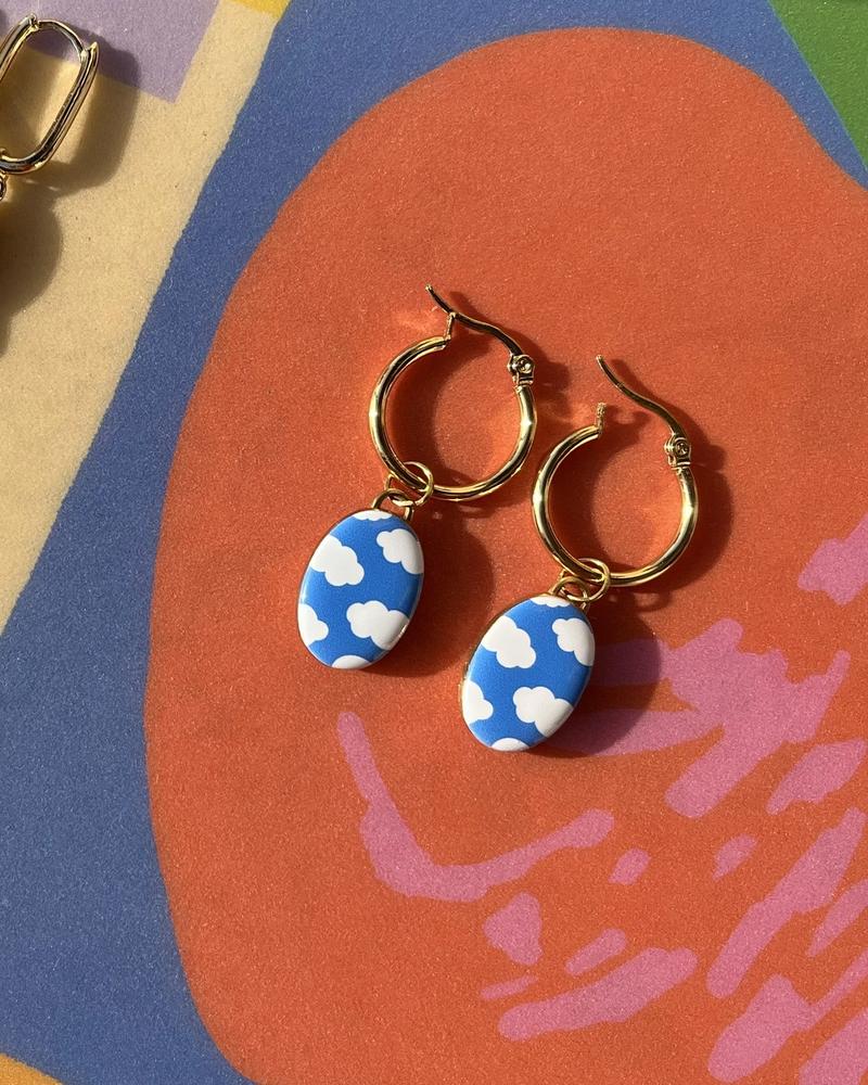 pendientes de acero dorado con dije de nubes de acero inoxidable
