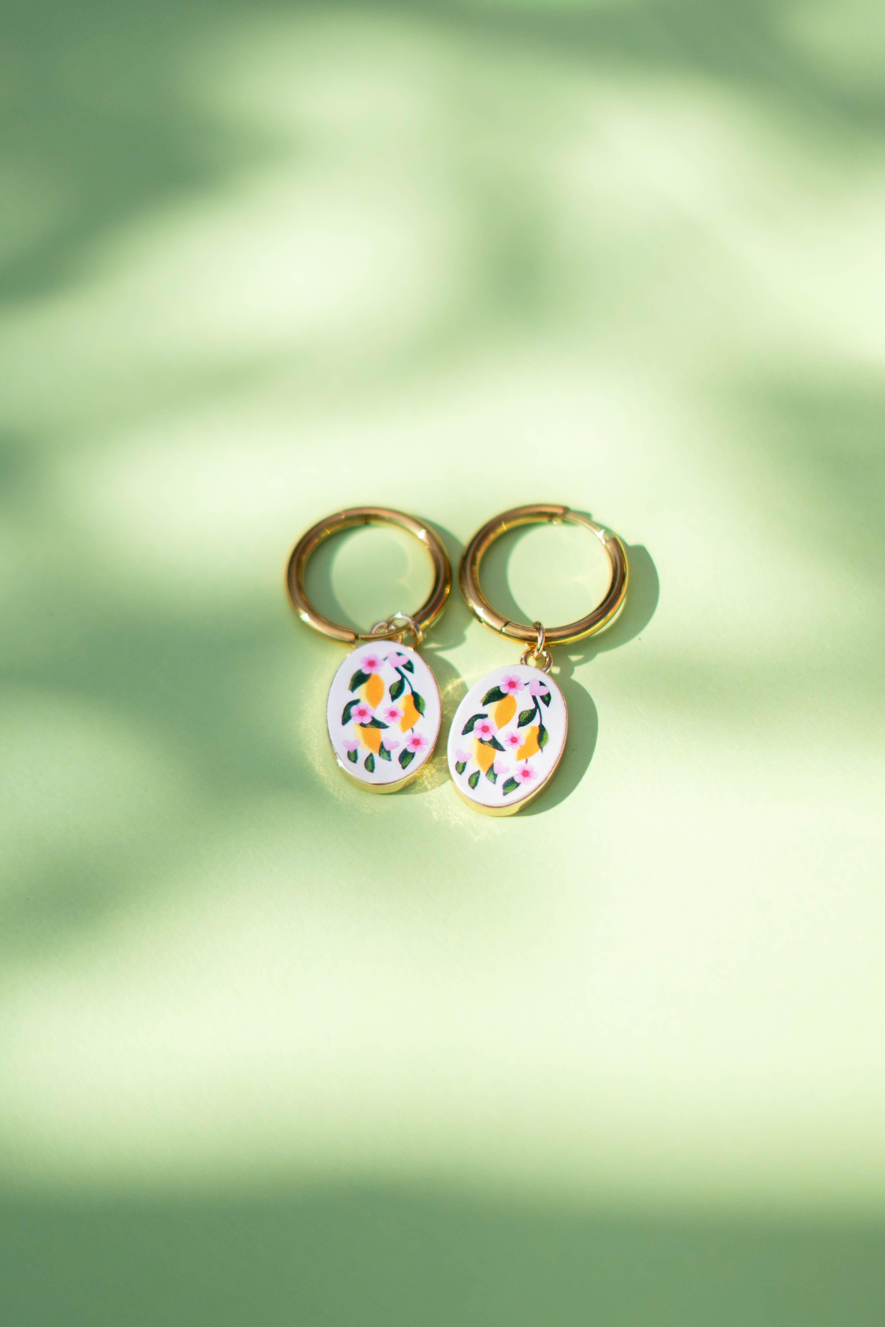Pendientes dorados de acero inoxidable con dije limonero