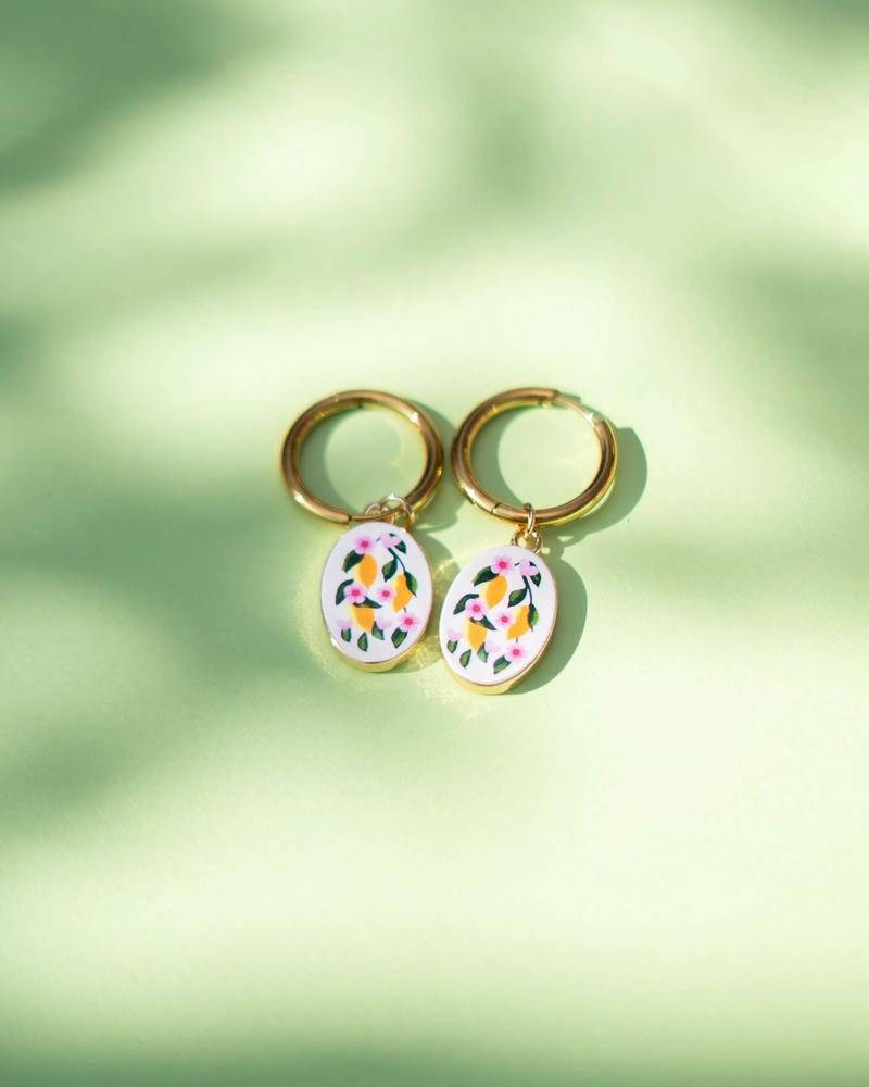 Pendientes dorados de acero inoxidable con dije limonero