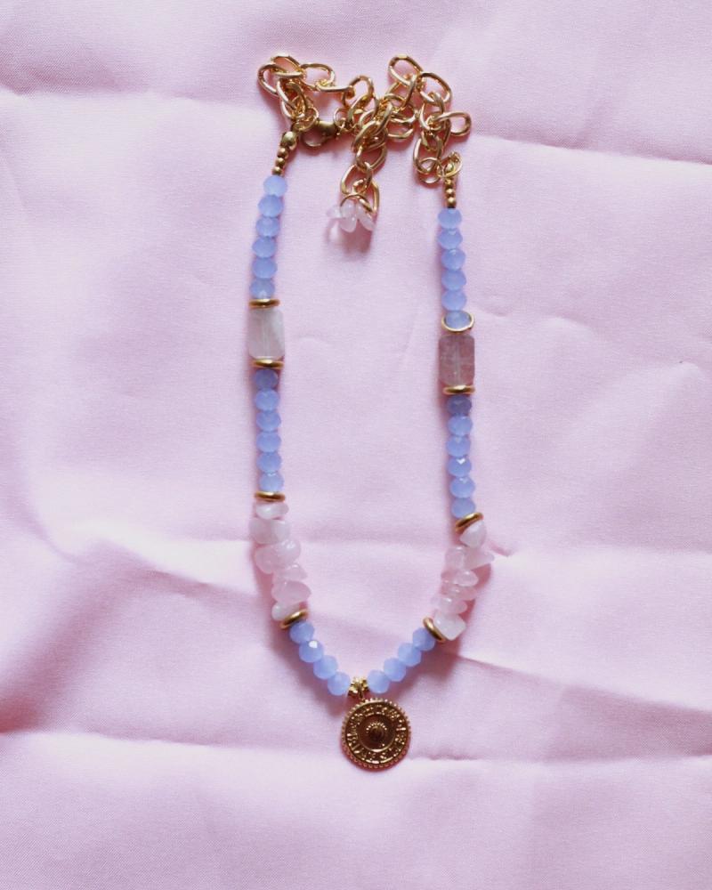 collar de cristal de roca celeste y piedras rosas con dije dorado