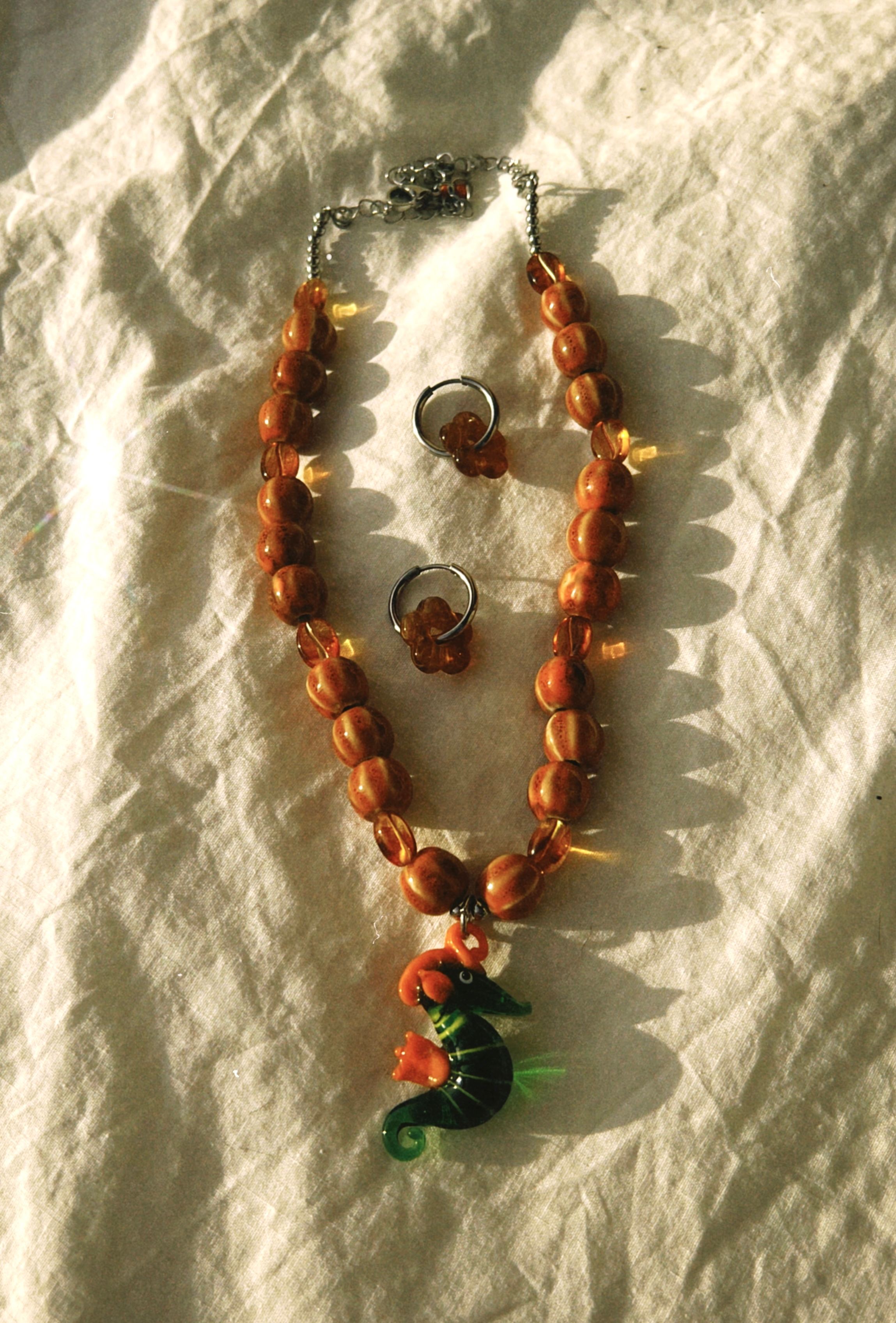pack de collar con dije de vidrio soplado y pendientes de acero y piedras, super artesanal y únicos